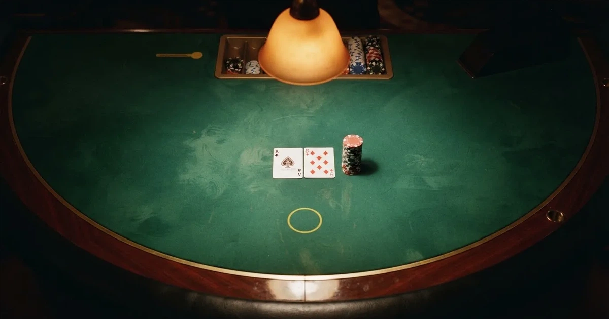 Valaistu pelipöytä ja pelikortit ylhäältä kuvattuna — casino ventti